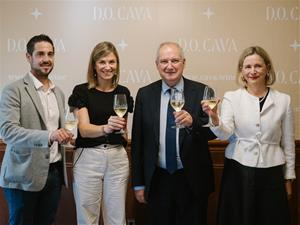 El ministre Jordi Hereu visita la seu de la D.O. Cava a Vilafranca per abordar els reptes del sector. DO Cava