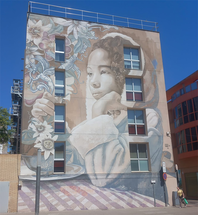 El mural de Lula Goce, a la part inferior, es veu lleugerament la pintura de color torrat amb què s’ha intentat dissimular una pintada vandàlica