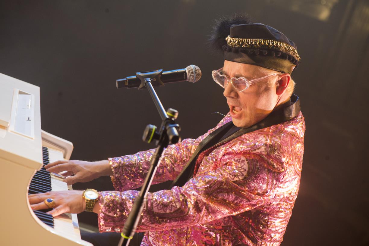El Musicveu es vesteix de gala amb Ramon Mirabet i un tribut a Elton John. EIX