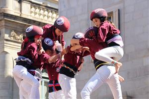 El nou casc casteller per a la canalla busca incorporar un protector facial complementari. ACN