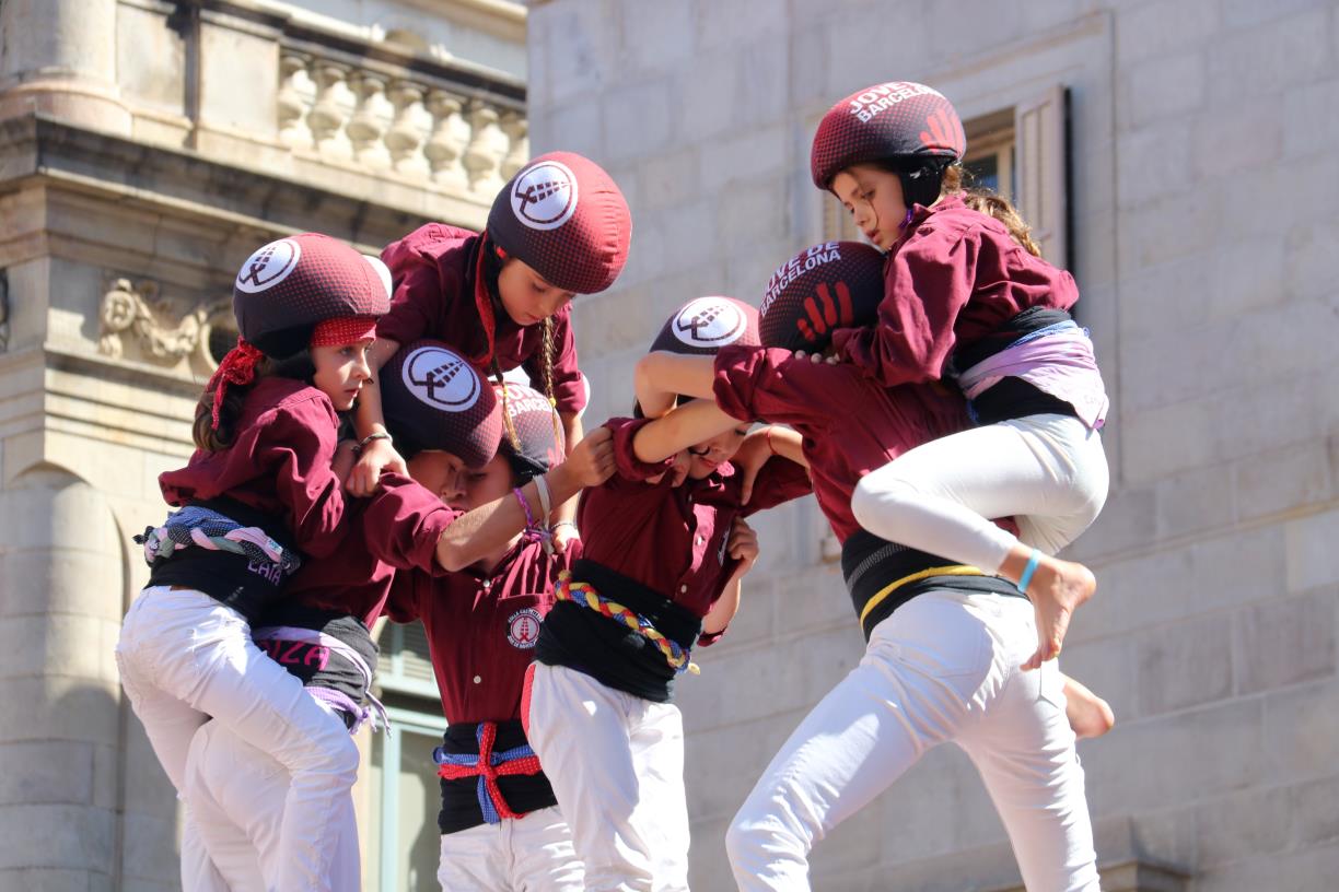 El nou casc casteller per a la canalla busca incorporar un protector facial complementari. ACN