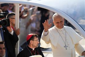 El papa Lleó XIV, amb el papamòbil, al centre de Madrid  . ACN