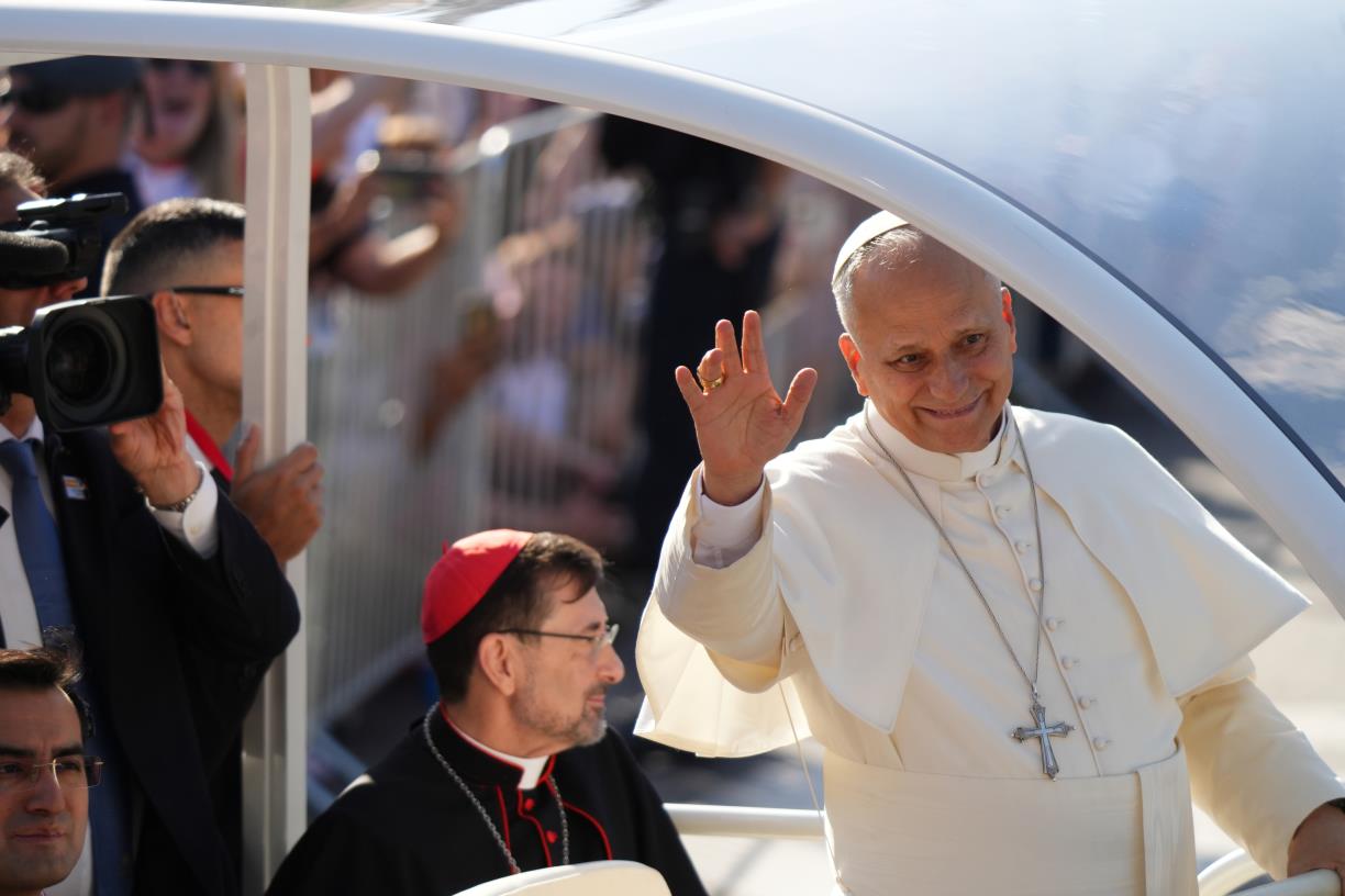 El papa Lleó XIV, amb el papamòbil, al centre de Madrid  . ACN