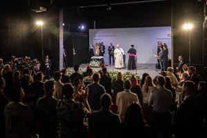 El papa Lleó XIV fent un discurs enmig de desenes d'assistents durant la visita a Brians 1. ACN / Jordi Borràs