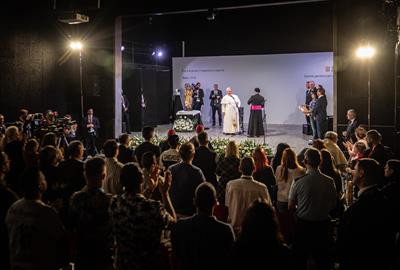El papa Lleó XIV fent un discurs enmig de desenes d'assistents durant la visita a Brians 1. ACN / Jordi Borràs