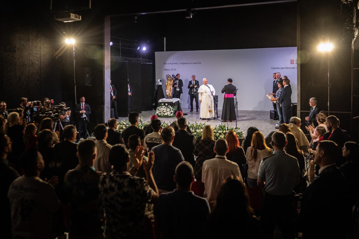 El papa Lleó XIV fent un discurs enmig de desenes d'assistents durant la visita a Brians 1. ACN / Jordi Borràs