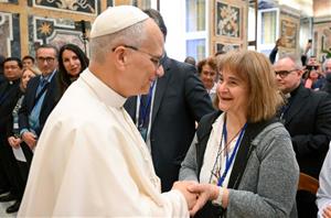 El Papa Lleó XIV saluda els participants del Segon Congrés Internacional sobre la Pastoral de la Gent Gran. @Vatican Media