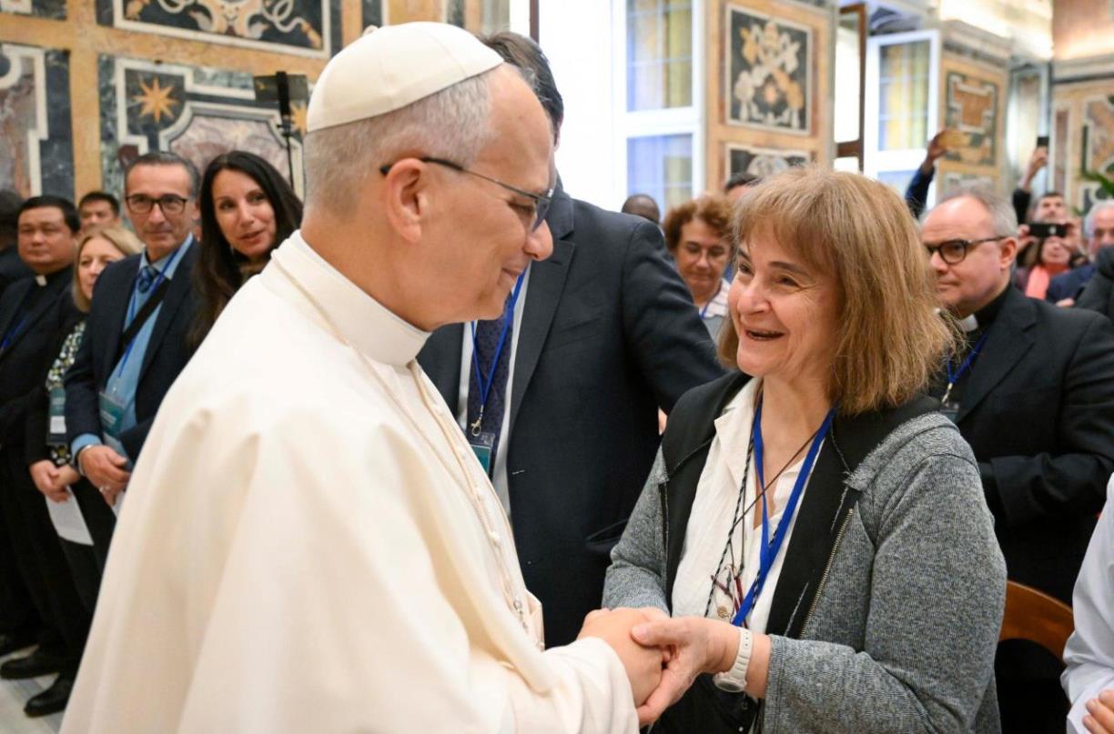 El Papa Lleó XIV saluda els participants del Segon Congrés Internacional sobre la Pastoral de la Gent Gran. @Vatican Media