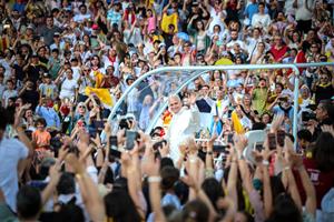 El papa Lleó XIV saludant els fidels a l'Estadi Olímpic. ACN / Jordi Borràs