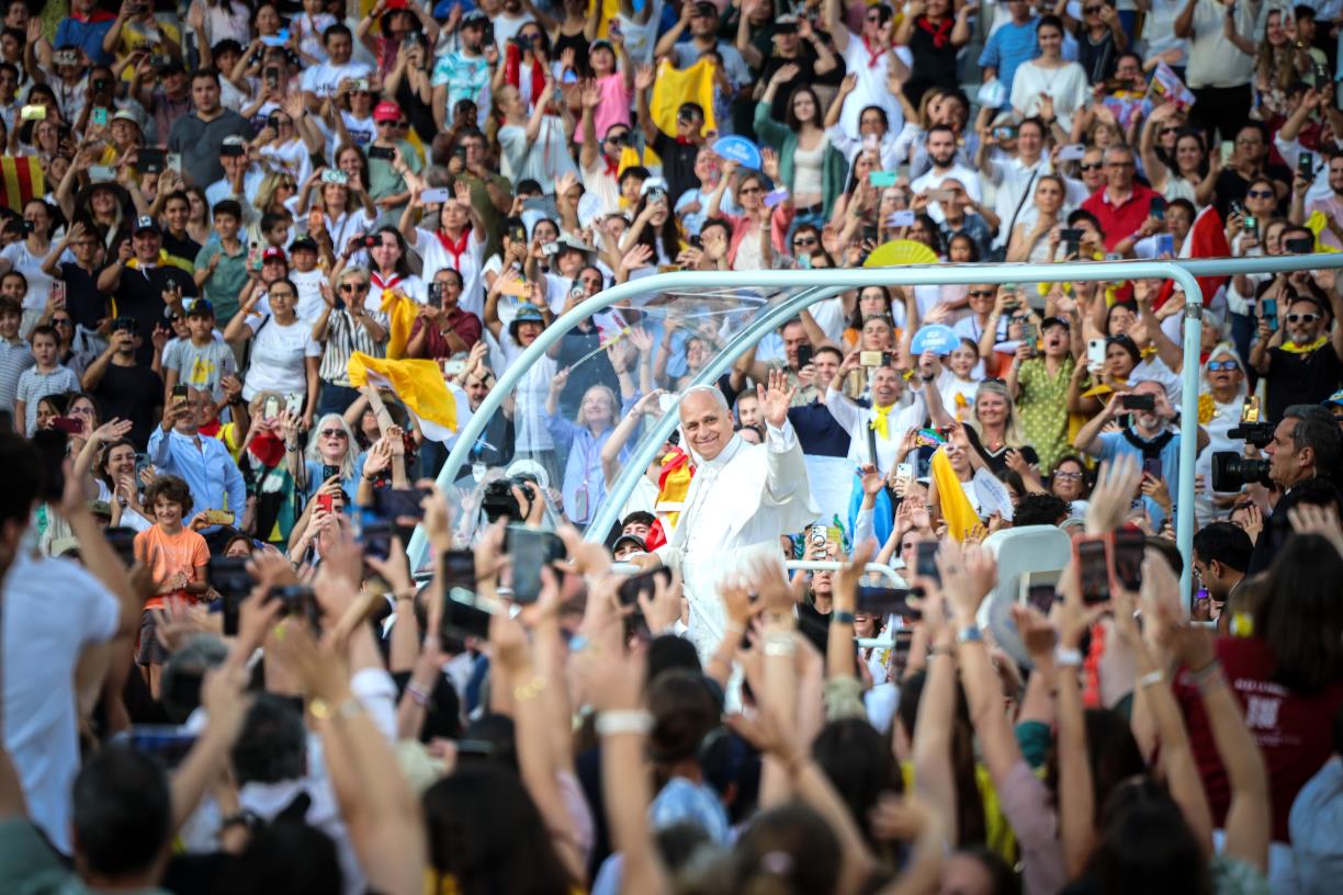 El papa Lleó XIV saludant els fidels a l'Estadi Olímpic. ACN / Jordi Borràs