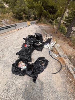El Parc del Garraf retira més de mitja tona de residus dels talussos del Pic del Martell