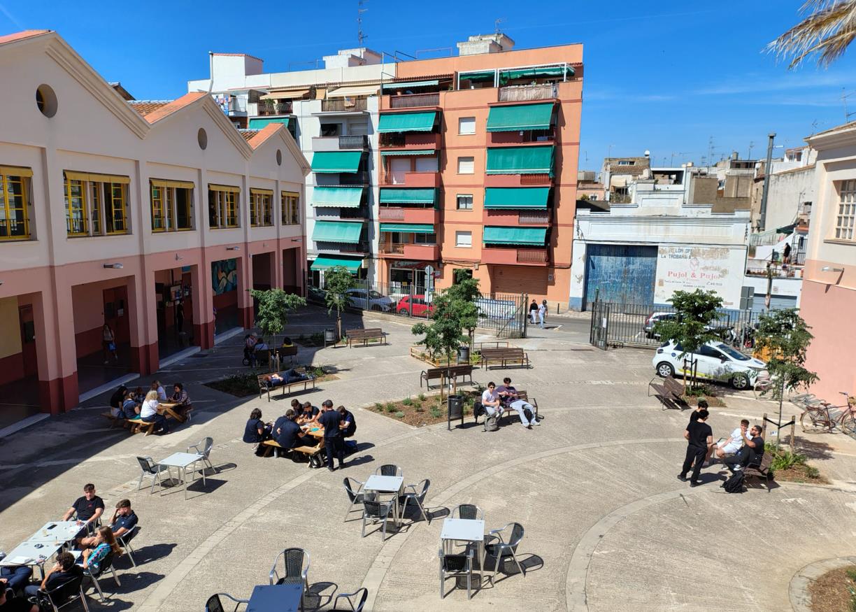 El pati de l’IMET, l’antiga Paperera. Eix
