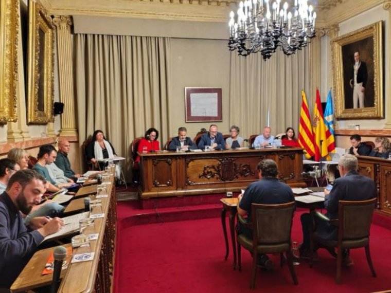 El ple de Vilanova blinda els locals comercials i certifica la millora dels comptes municipals. Ajuntament de Vilanova
