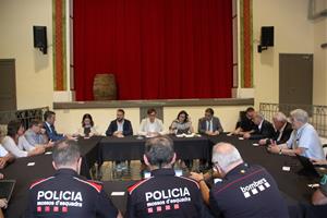 El president de la Generalitat, Salvador Illa, presideix la taula de trobada amb alcaldes i cossos de seguretat  