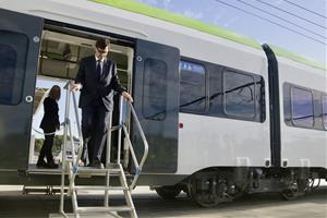 El president de la Generalitat, Salvador Illa, surt d'un vagó de tren en una imatge d'arxiu. ACN / Jordi Pujolar