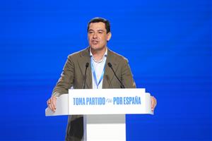 El president de la Junta d'Andalusia, Juanma Moreno Bonilla, aquest dissabte al congrés dels populars . ACN / Javier Barbancho