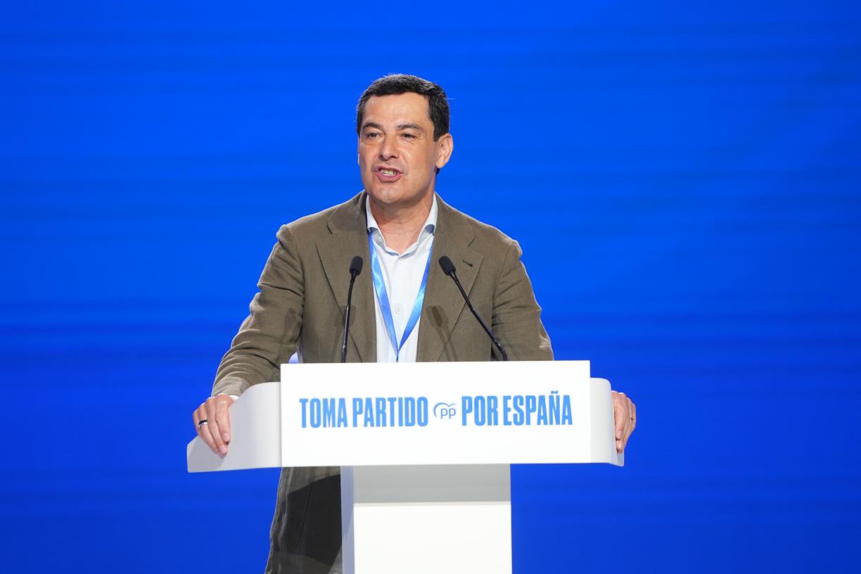 El president de la Junta d'Andalusia, Juanma Moreno Bonilla, aquest dissabte al congrés dels populars . ACN / Javier Barbancho