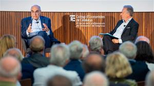 El president de Saba Infraestructures, Salvador Alemany, dialoga al Col·legi d'Economistes de Catalunya amb el degà de l'entitat, Carlos Puig de Travy