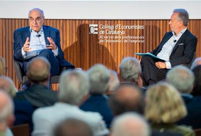 El president de Saba Infraestructures, Salvador Alemany, dialoga al Col·legi d'Economistes de Catalunya amb el degà de l'entitat, Carlos Puig de Travy