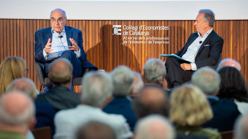 El president de Saba Infraestructures, Salvador Alemany, dialoga al Col·legi d'Economistes de Catalunya amb el degà de l'entitat, Carlos Puig de Travy