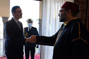 El president del govern espanyol, Pedro Sánchez, saluda el rei del Marroc, Mohamed VI. ACN