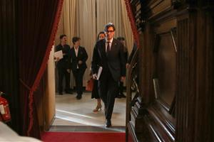 El president del Govern, Salvador Illa, entrant al ple del Parlament. ACN / Bernat Vilaró