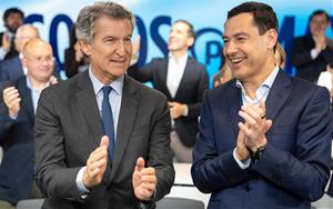 El president del PP, Alberto Núñez Feijóo, amb Juanma Moreno, candidat i guanyador del partit a les eleccions d'Andalusia. ACN