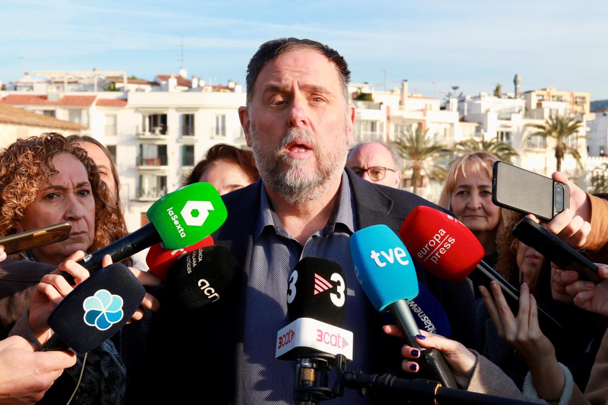 El president d’ERC, Oriol Junqueras, atén els mitjans de comunicació des de Sitges amb motiu d’una reunió del grup parlamentari . ACN