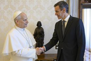 El president espanyol, Pedro Sánchez, encaixa mans amb el papa Lleó XIV al Vaticà  . ACN