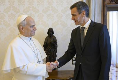 El president espanyol, Pedro Sánchez, encaixa mans amb el papa Lleó XIV al Vaticà  . ACN