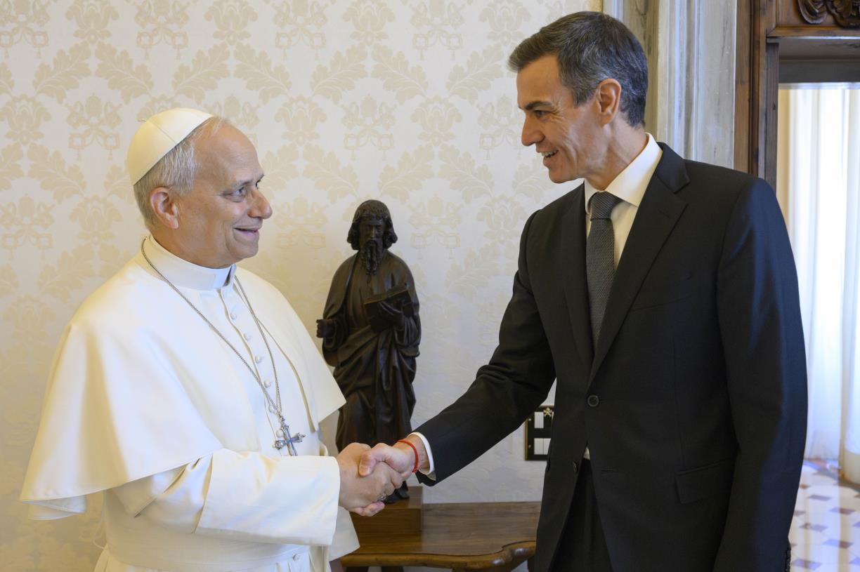 El president espanyol, Pedro Sánchez, encaixa mans amb el papa Lleó XIV al Vaticà  . ACN