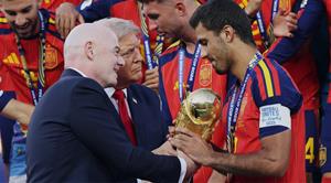El presidente de la FIFA, Gianni Infantino i Donald Trump fent entrega de la Copa Mundial 2026. FIFA