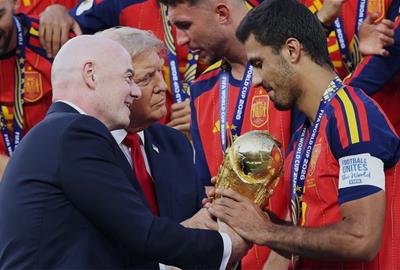 El presidente de la FIFA, Gianni Infantino i Donald Trump fent entrega de la Copa Mundial 2026. FIFA