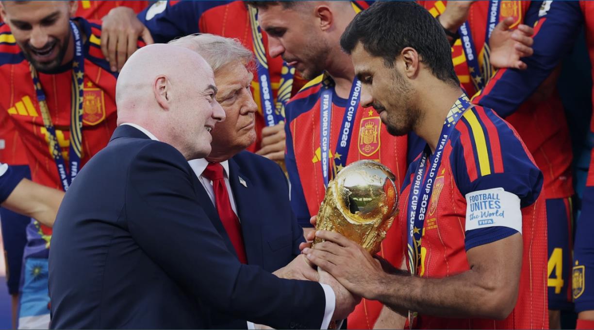 El presidente de la FIFA, Gianni Infantino i Donald Trump fent entrega de la Copa Mundial 2026. FIFA