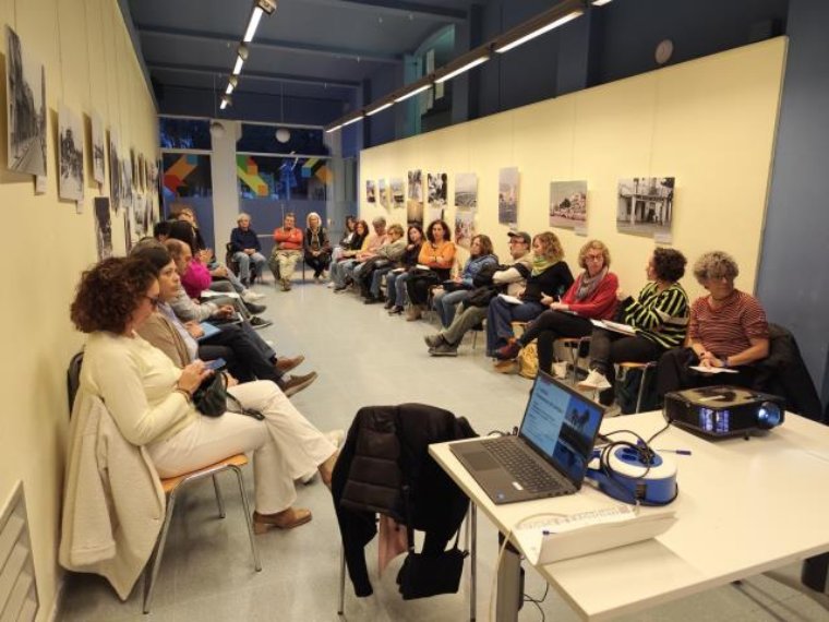 El projecte comunitari “A-porta” s’inicia als barris de Mar i La Sardana per reforçar la cohesió i l’acompanyament veïnal. Ajuntament de Vilanova