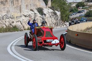 El Ral·li Internacional de Cotxes d’Època Barcelona–Sitges 2026 gairebé arriba al centenar d’inscrits. EIX