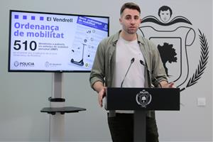 El regidor de Seguretat del Vendrell, Christian Soriano, durant la roda de premsa sobre les multes a usuaris de patinets elèctrics. ACN / Ariadna Esco