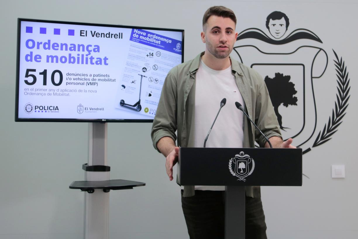 El regidor de Seguretat del Vendrell, Christian Soriano, durant la roda de premsa sobre les multes a usuaris de patinets elèctrics. ACN / Ariadna Esco