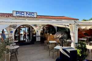 El restaurant PicNic de Sitges tanca per ordre de l'Estat i diumenge servirà els últims àpats. ACN