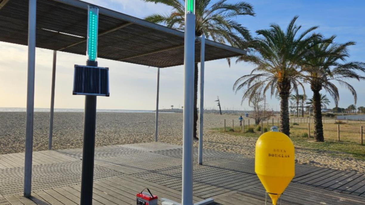 El sistema integrat de boia connectada a una balisa lluminosa tipus semàfor a la platja de Vilanova i la Geltrú. Generalitat de Catalunya