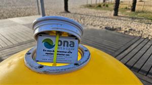 El sistema integrat de boia connectada a una balisa lluminosa tipus semàfor a la platja de Vilanova i la Geltrú