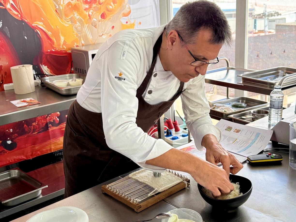 El sitgetà Oriol Castro cuina la neu i converteix en plat la llana d'ovella en una sessió magistral de GastroPirineu. ACN