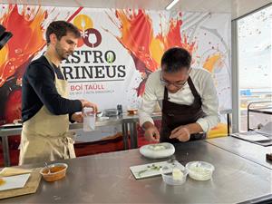 El sitgetà Oriol Castro cuina la neu i converteix en plat la llana d'ovella en una sessió magistral de GastroPirineu
