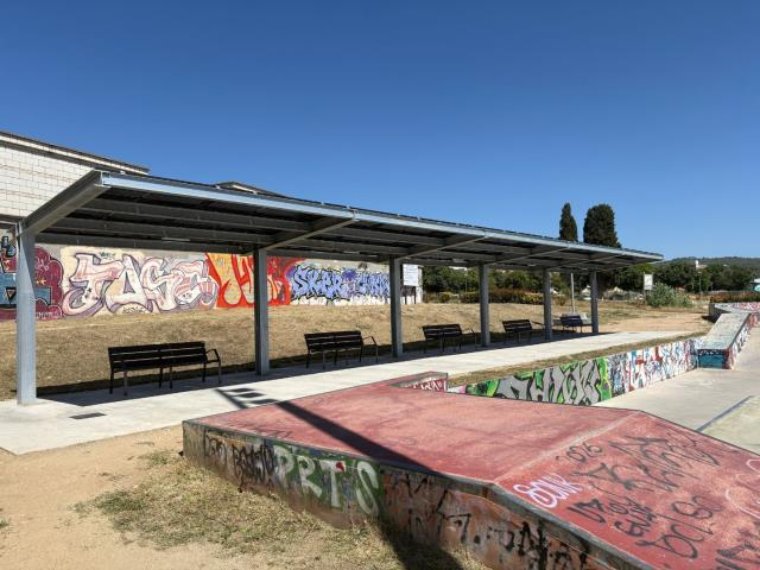 El Skate Park de Vilanova i la Geltrú estrena una pèrgola fotovoltaica que generarà energia per a l’autoconsum. Ajuntament de Vilanova