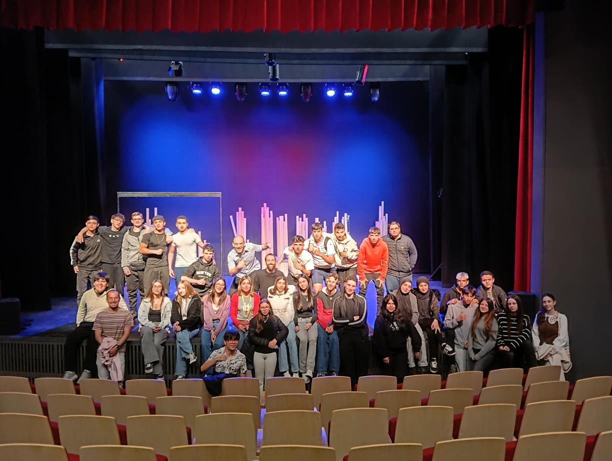 El Teatre Municipal La Bòbila impulsa un projecte d’arts escèniques i educació per a joves. Ajt Sant Pere de Ribes