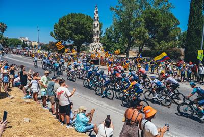 El Tour de França travessa el Penedès i converteix les carreteres en una gran festa popular. Ajuntament del Vendrell