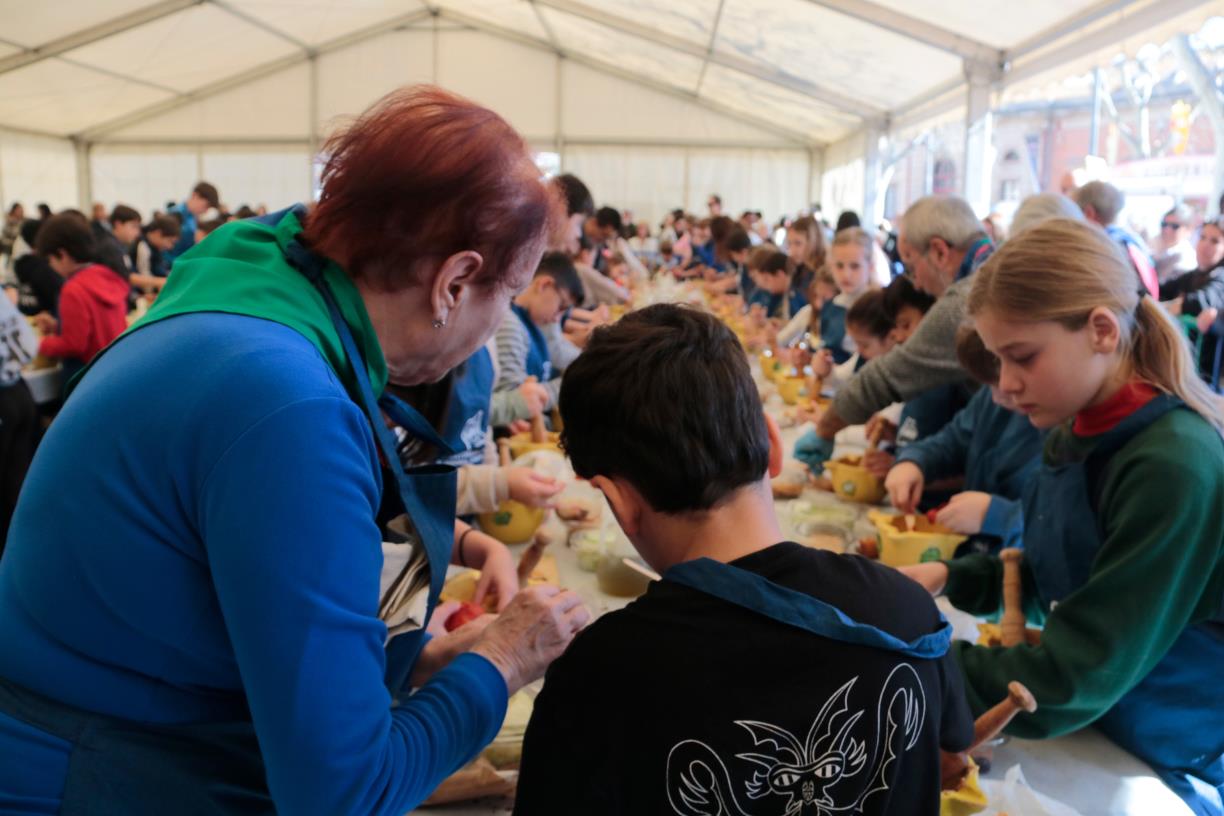 El Vendrell celebra 40 anys de Xatonada Popular amb 3.000 degustacions i el relleu generacional assegurat. ACN