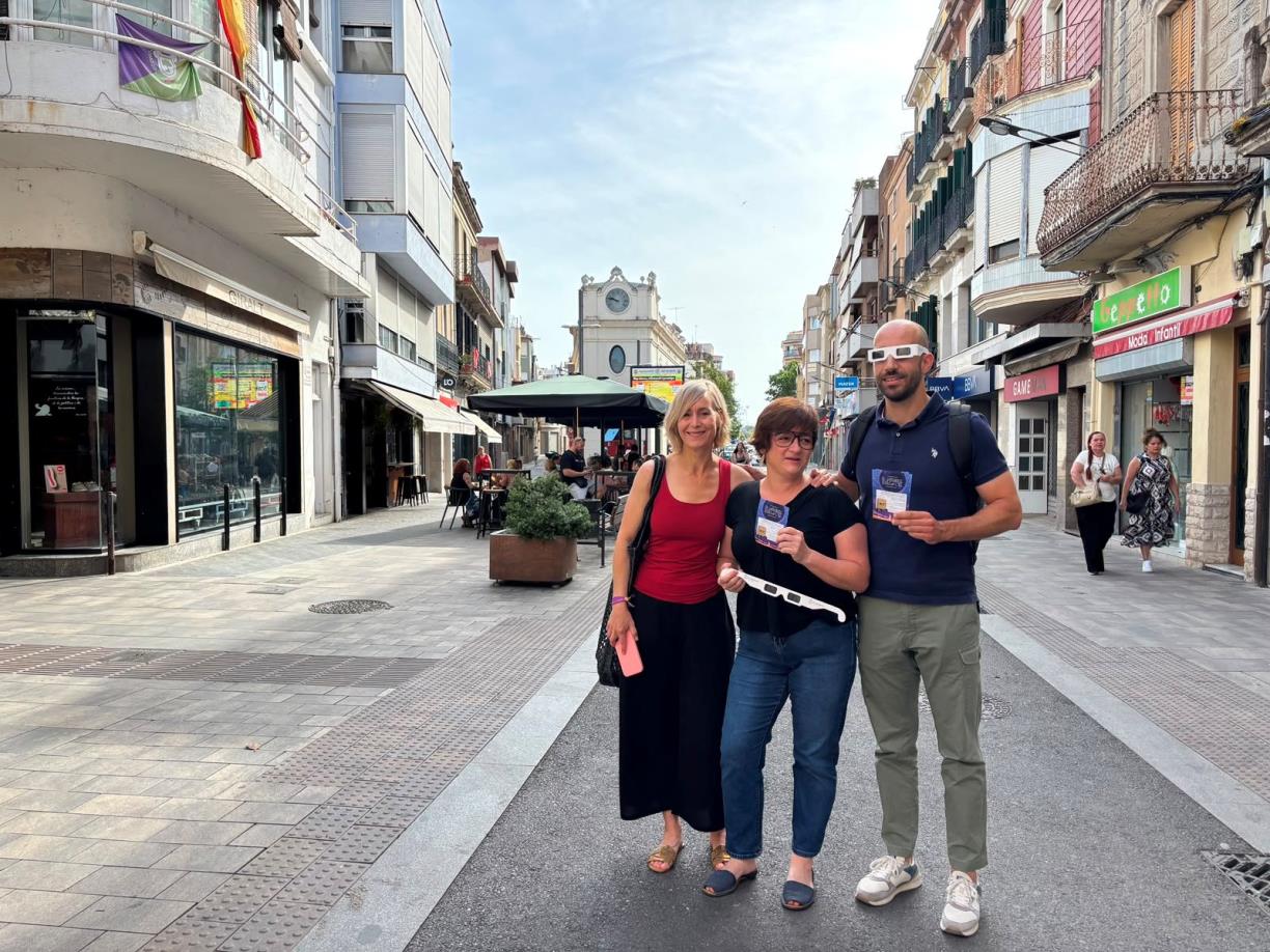 El Vendrell impulsa una campanya amb el comerç local per repartir ulleres per a l’eclipsi solar. Ajuntament del Vendrell