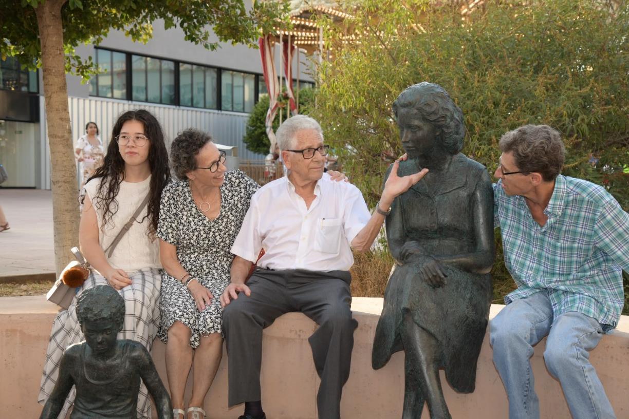 El Vendrell instal·la el primer grup escultòric ornamental a Coma-ruga, a la deu d’aigües termals. Ajuntament del Vendrell