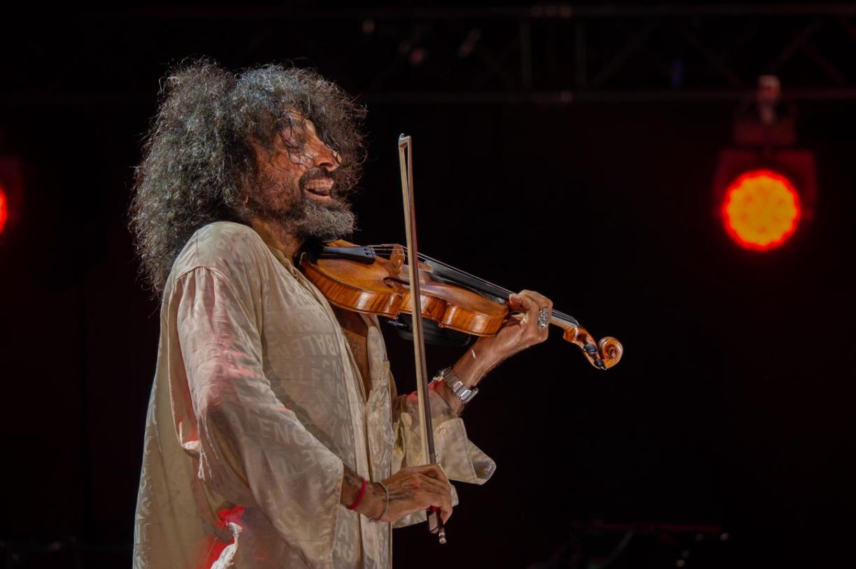 El virtuosisme d'Ara Malikian captiva els 1.600 espectadors del Festival Terramar CaixaBank de Sitges. Festival de Terramar